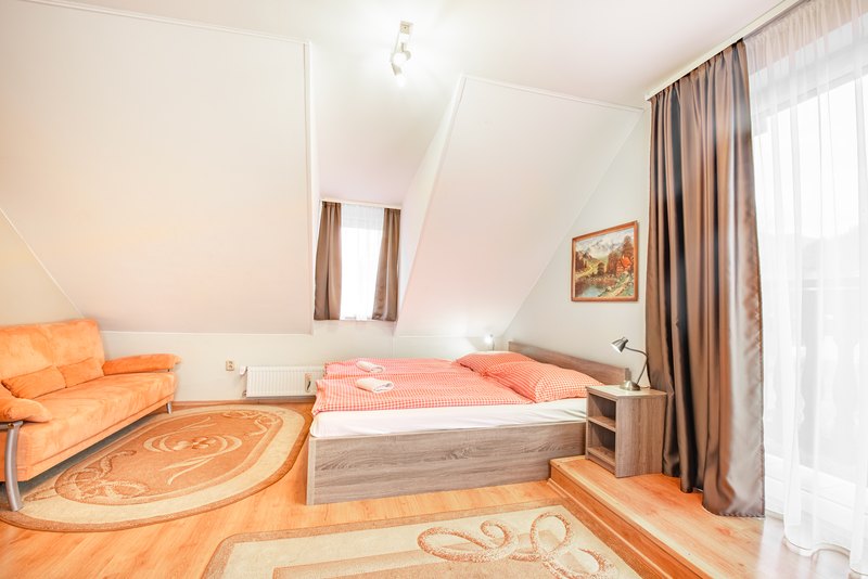 Podkrovná izba s pohovkou