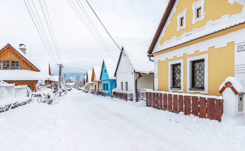 Zasnežená ulica v Liptovskom Jáne