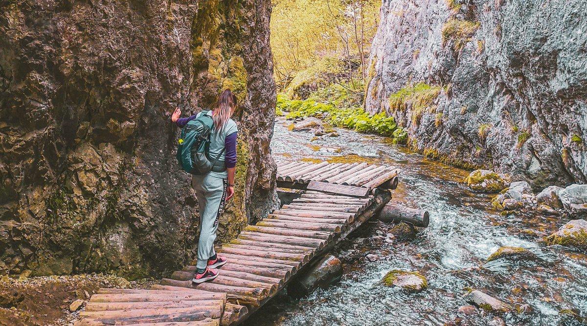 Turistka v skalnej tiesňave Prosieckej doliny