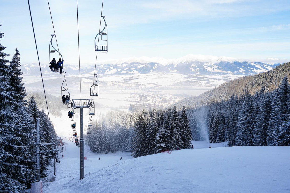 Sedačková lanovka v stredisku Ski Opalisko