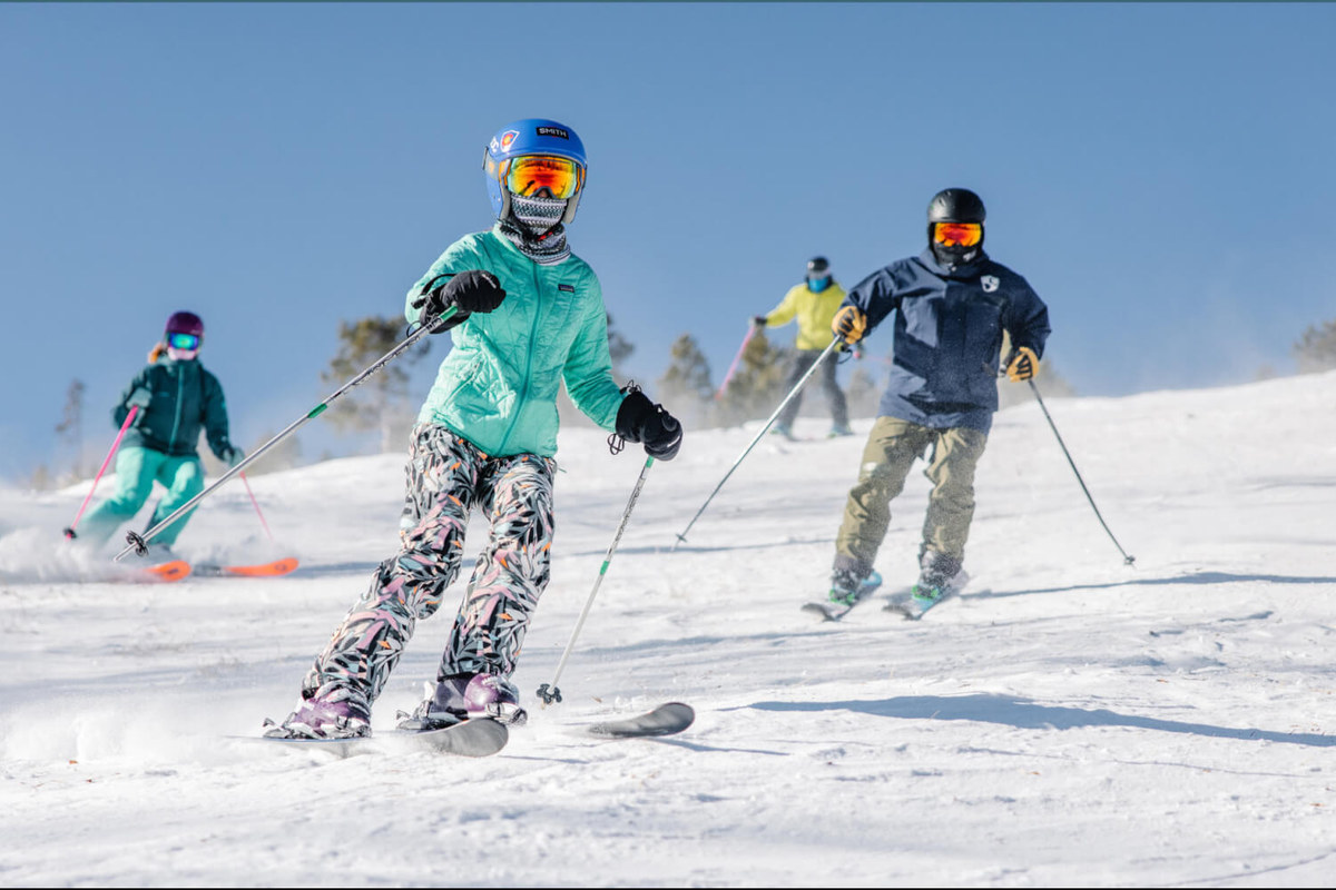 Lyžiari v stredisku Ski Žiarce